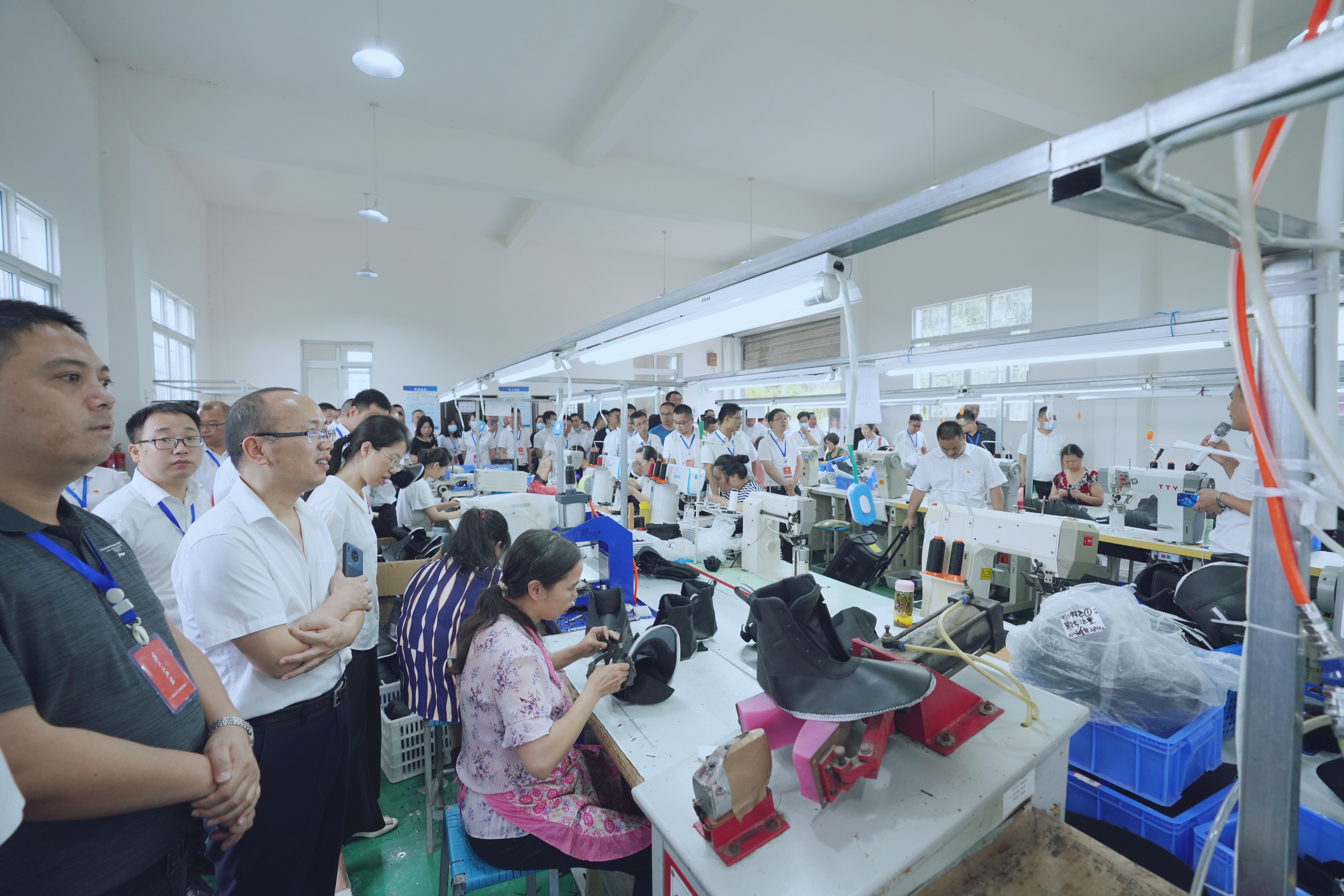 组织学员开展现场教学，近距离学习集体经济发展模式.jpeg