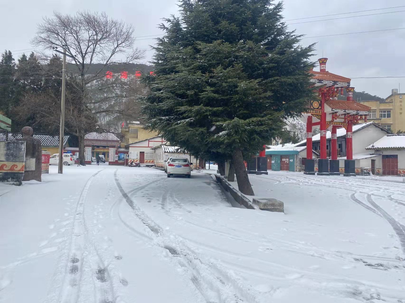 大雪下的彝海景区入口.jpg