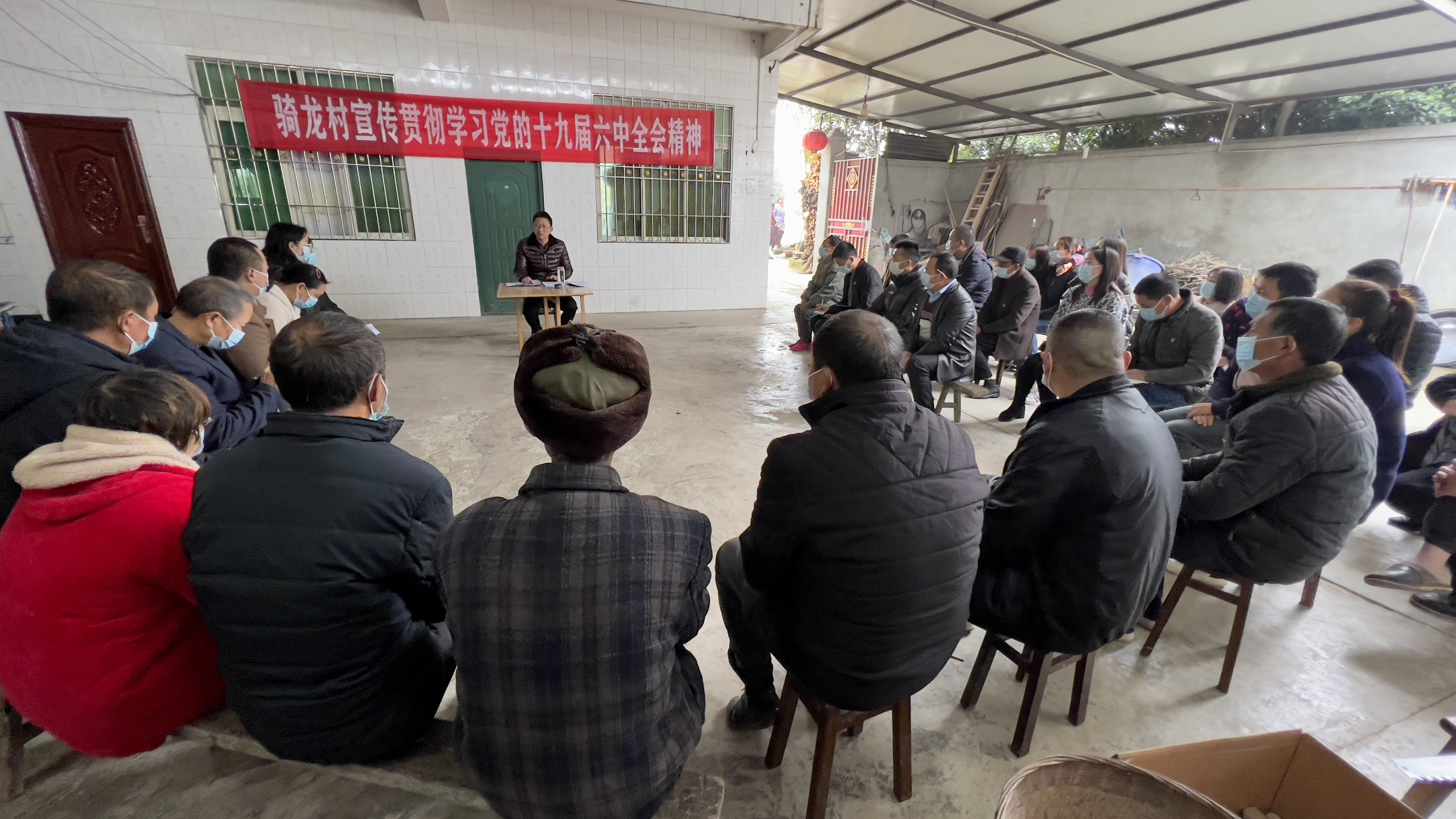 红星镇党委书记韩德锦到骑龙村召开院坝会传达学习党的十九届六中全会精神.jpg