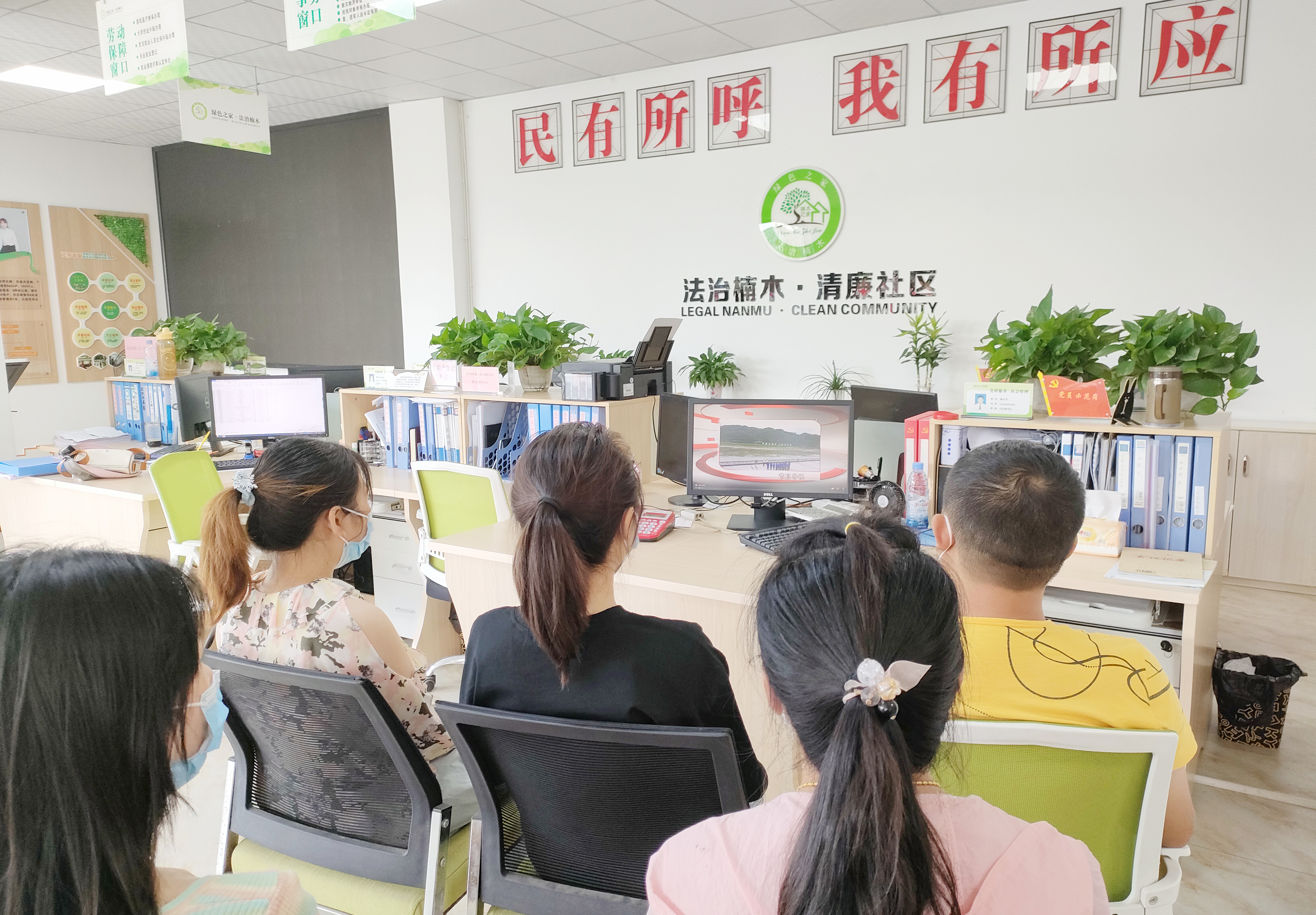 遂宁经开区富源路街道楠木社区党员收看“党员开会了”节目.jpg